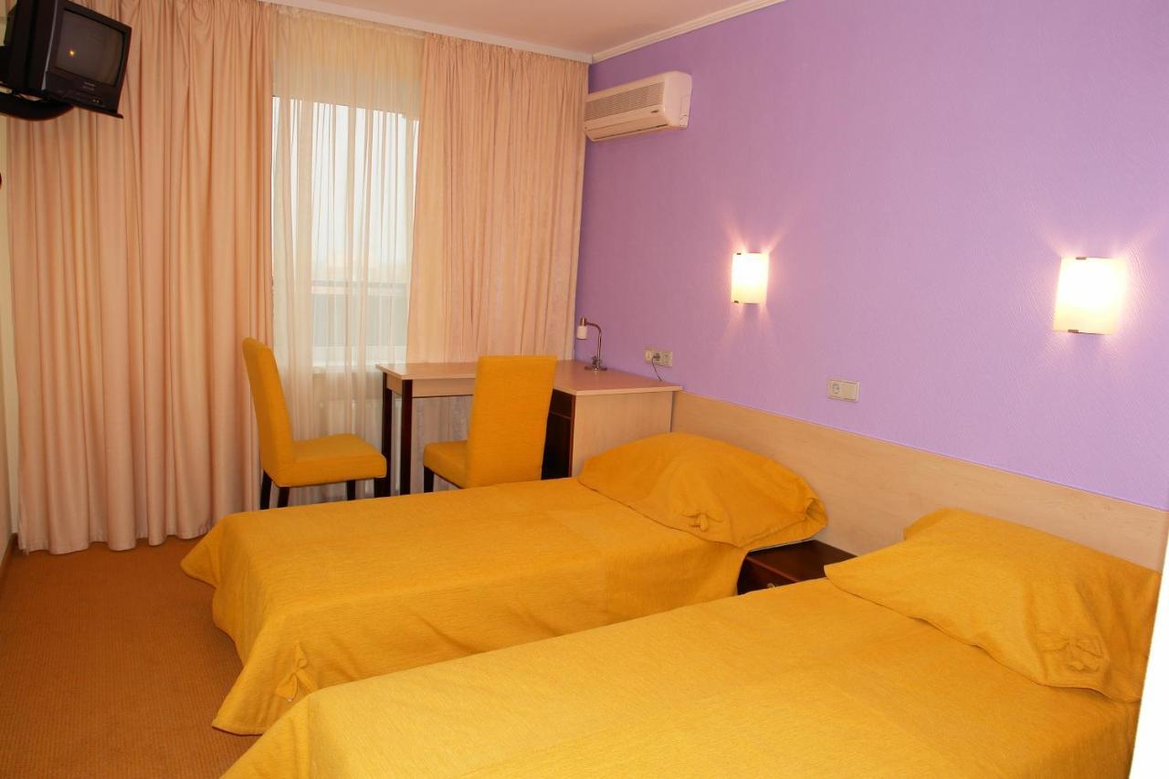 7 Days Hotel Kamyanets-Podilskyi Екстериор снимка