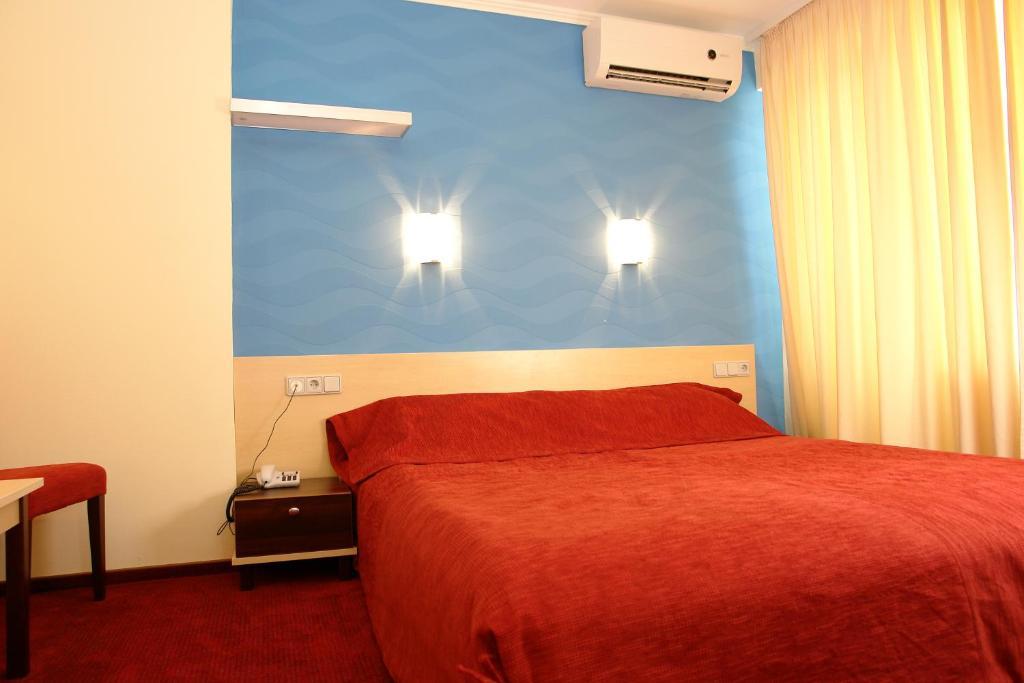 7 Days Hotel Kamyanets-Podilskyi Стая снимка