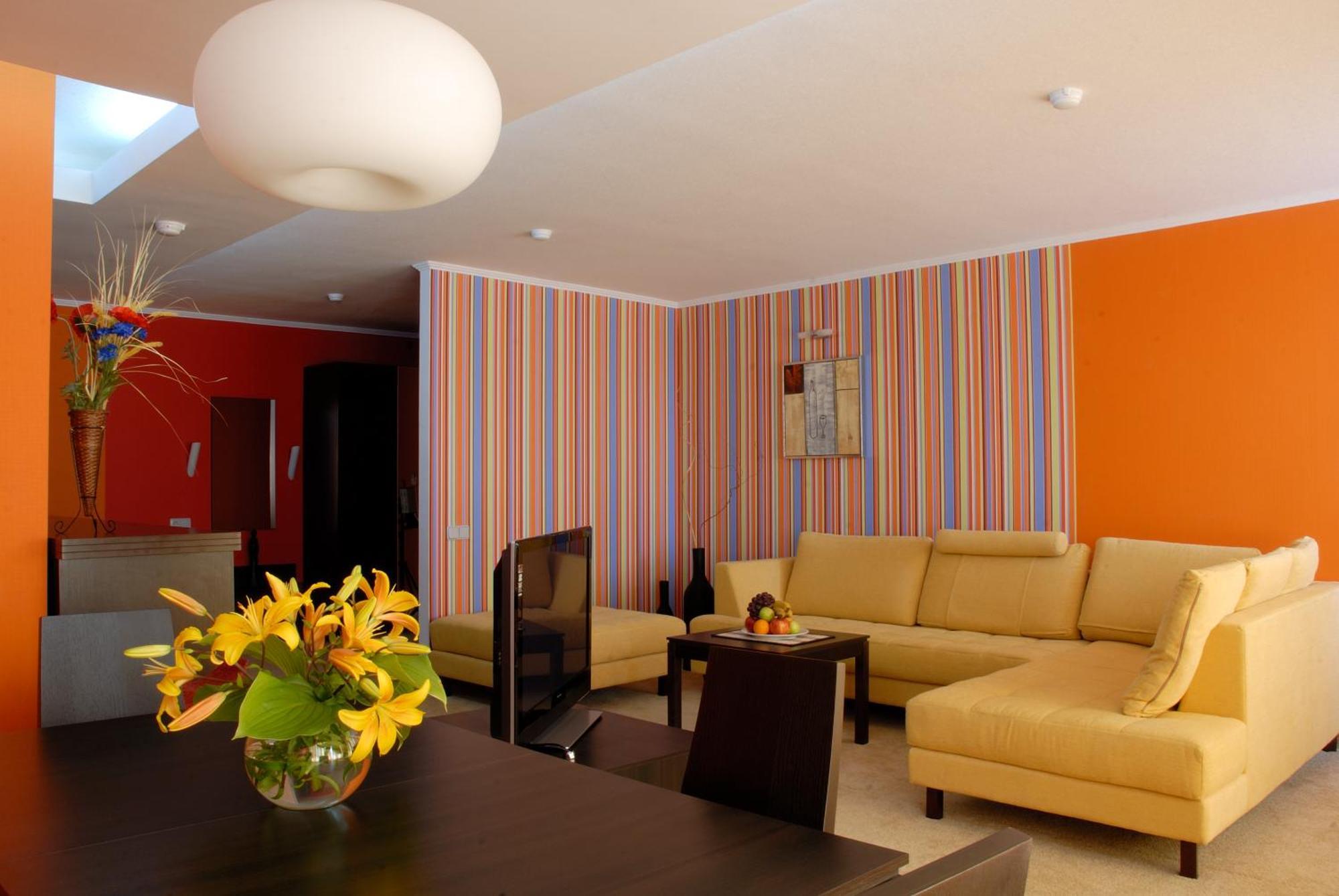 7 Days Hotel Kamyanets-Podilskyi Екстериор снимка