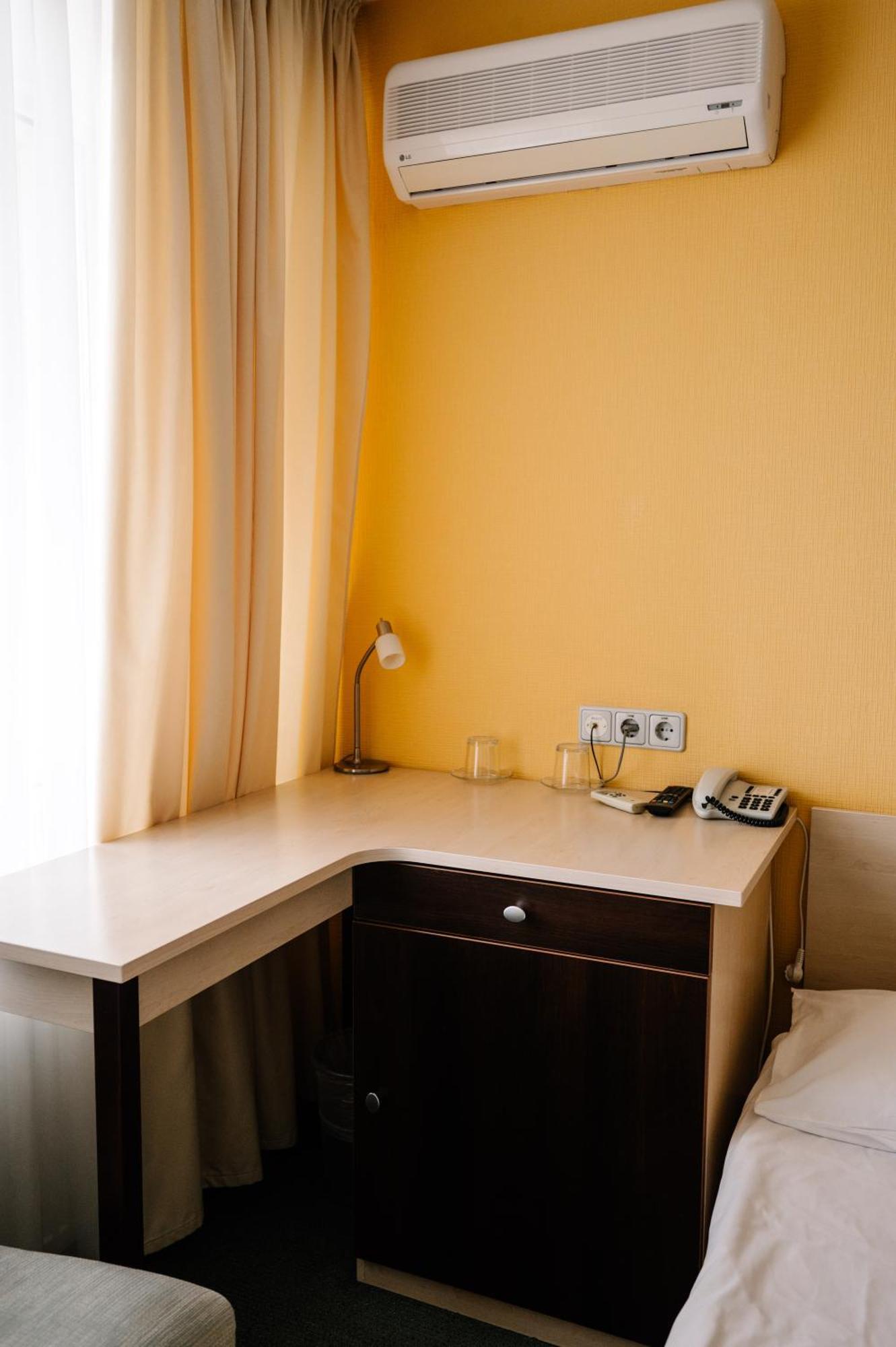 7 Days Hotel Kamyanets-Podilskyi Екстериор снимка