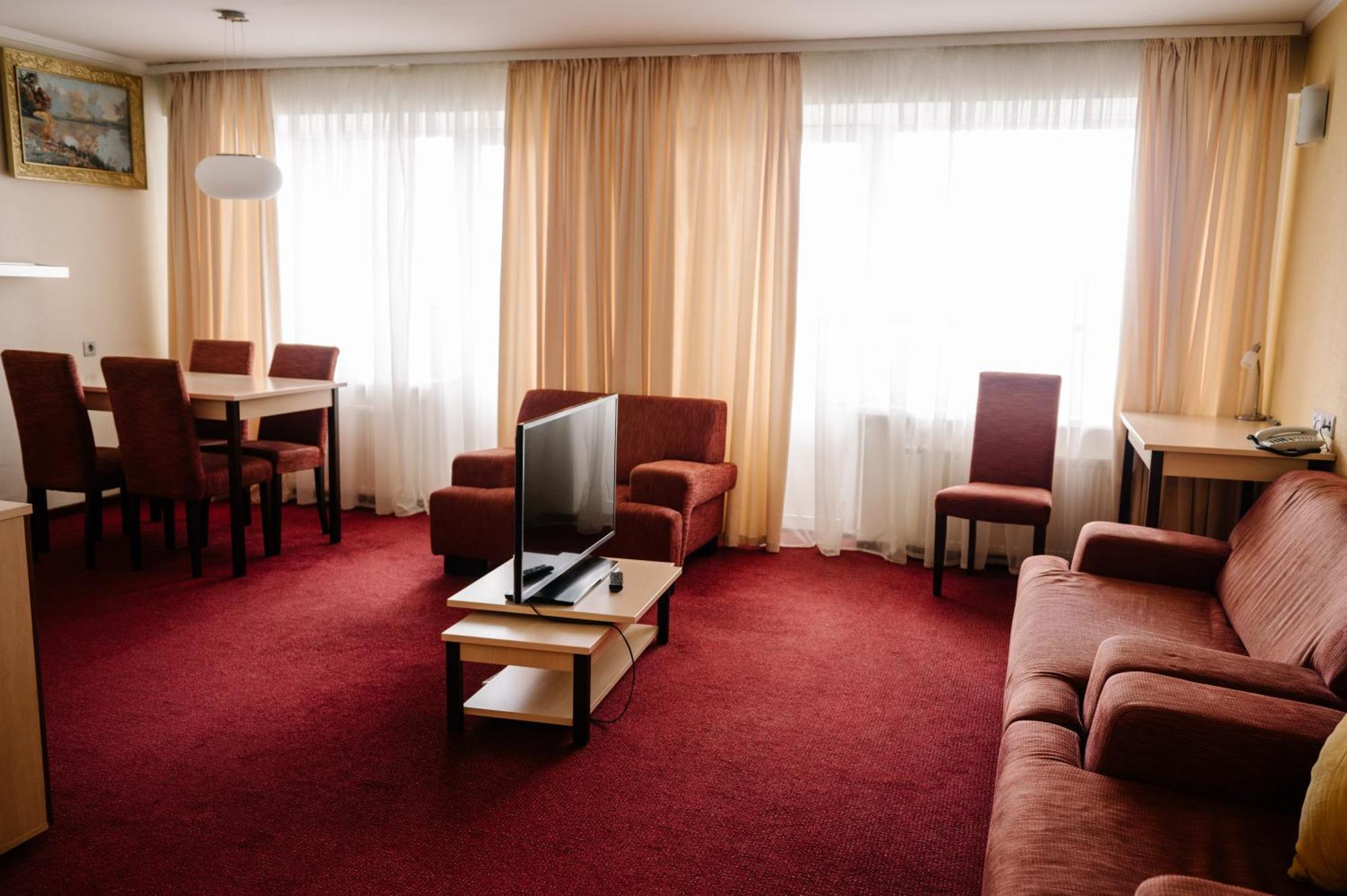 7 Days Hotel Kamyanets-Podilskyi Екстериор снимка