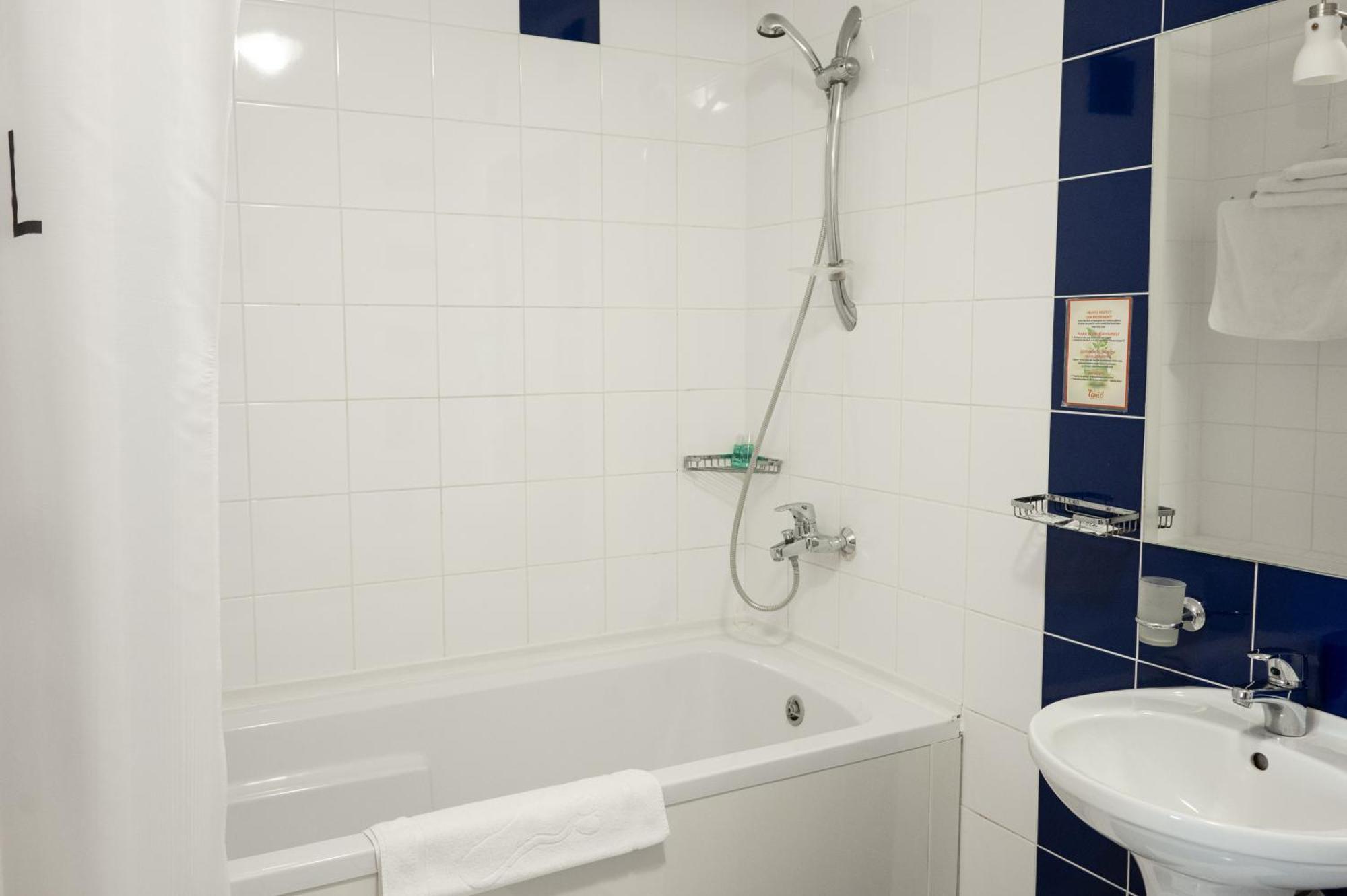 7 Days Hotel Kamyanets-Podilskyi Екстериор снимка