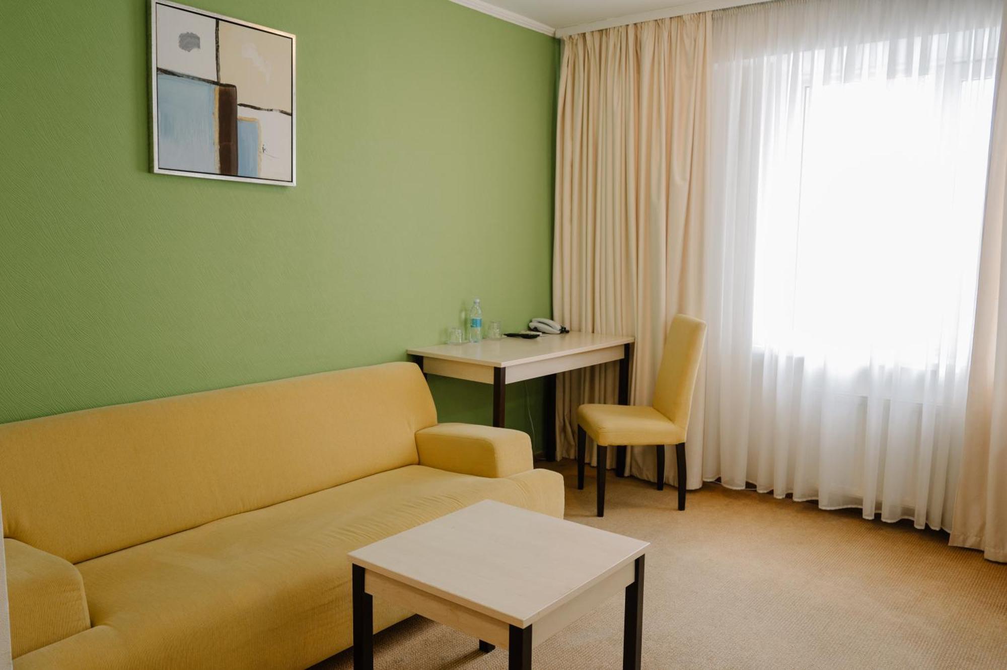 7 Days Hotel Kamyanets-Podilskyi Екстериор снимка