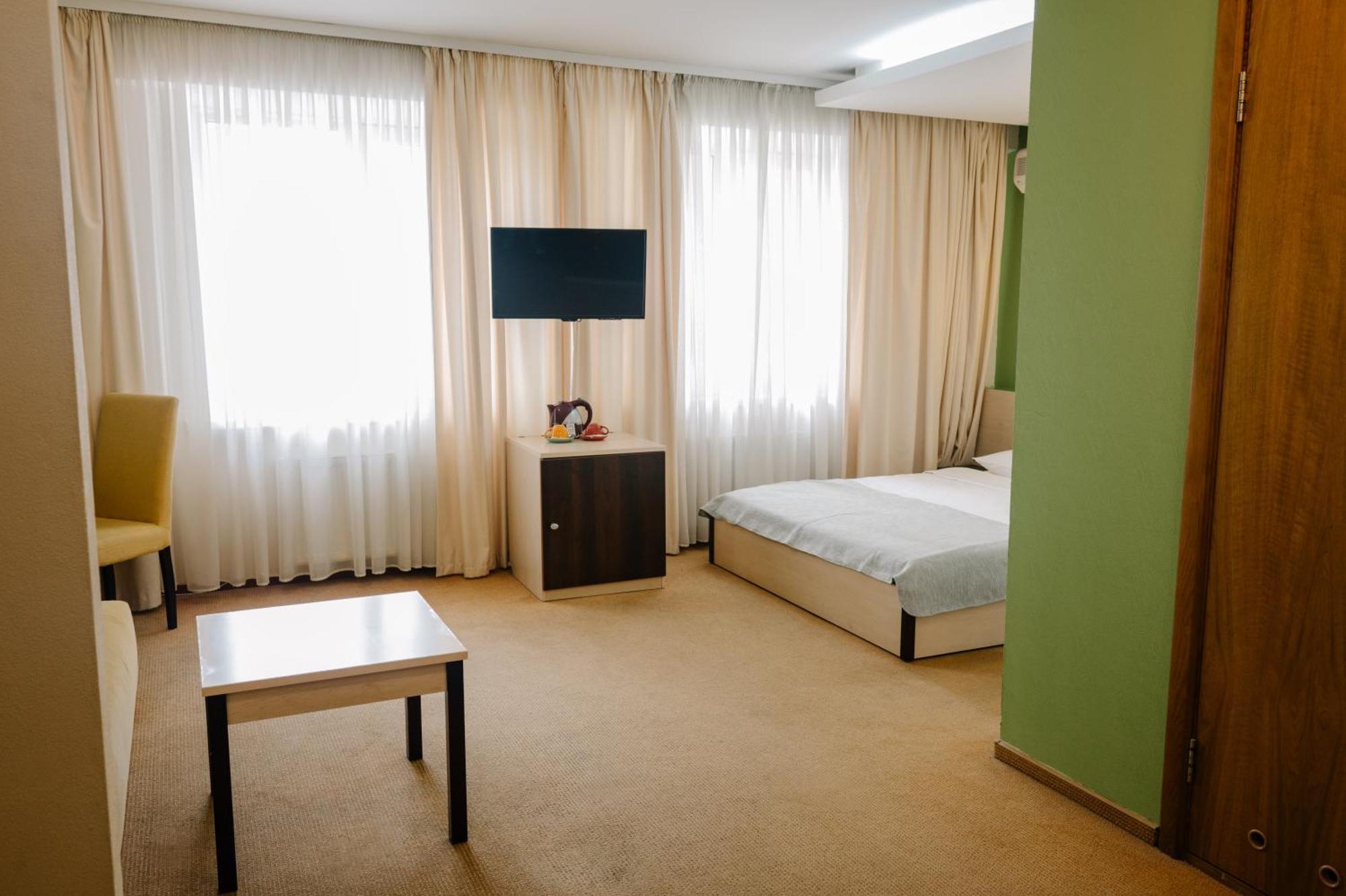 7 Days Hotel Kamyanets-Podilskyi Екстериор снимка