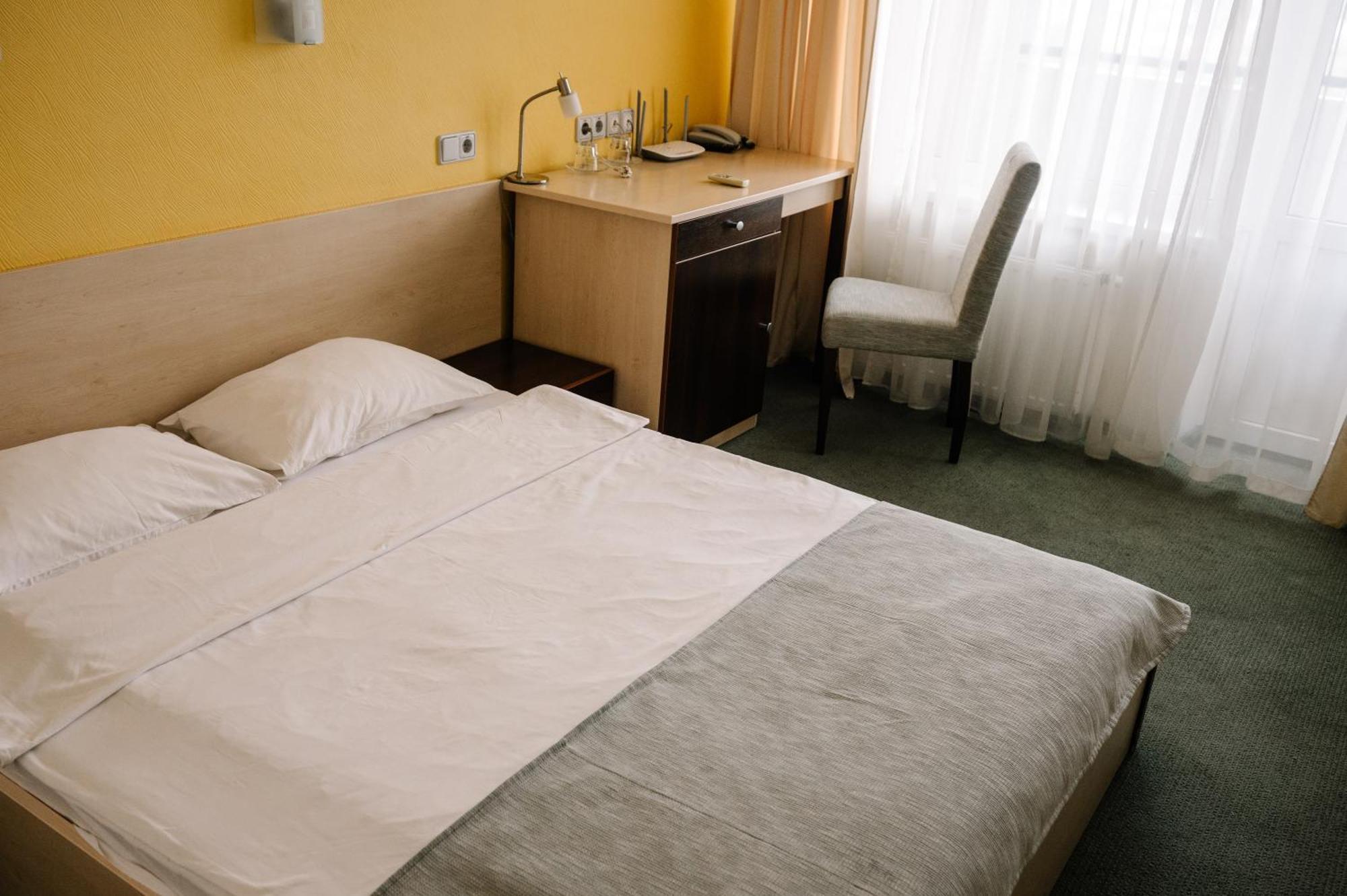 7 Days Hotel Kamyanets-Podilskyi Екстериор снимка