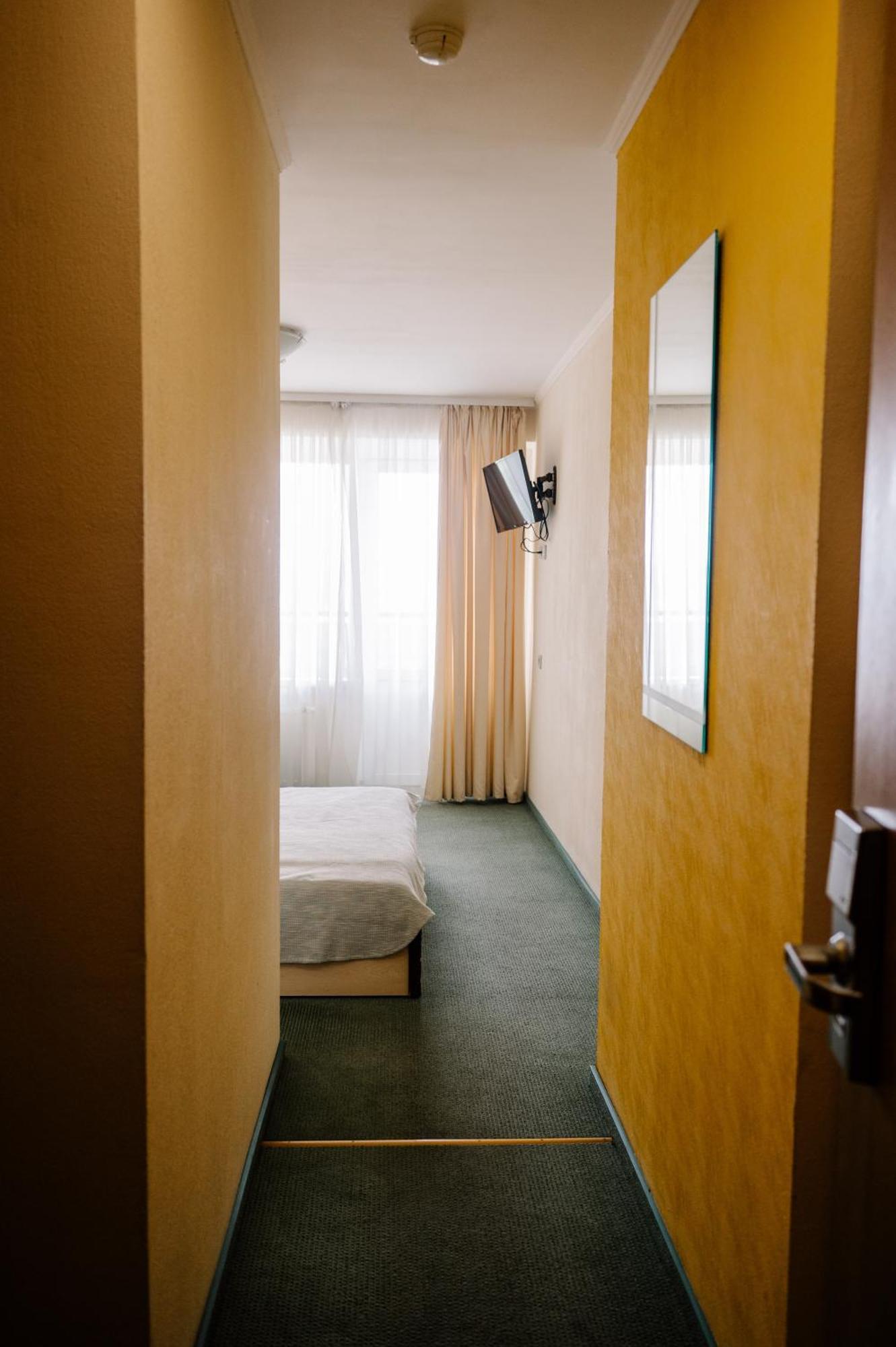 7 Days Hotel Kamyanets-Podilskyi Екстериор снимка