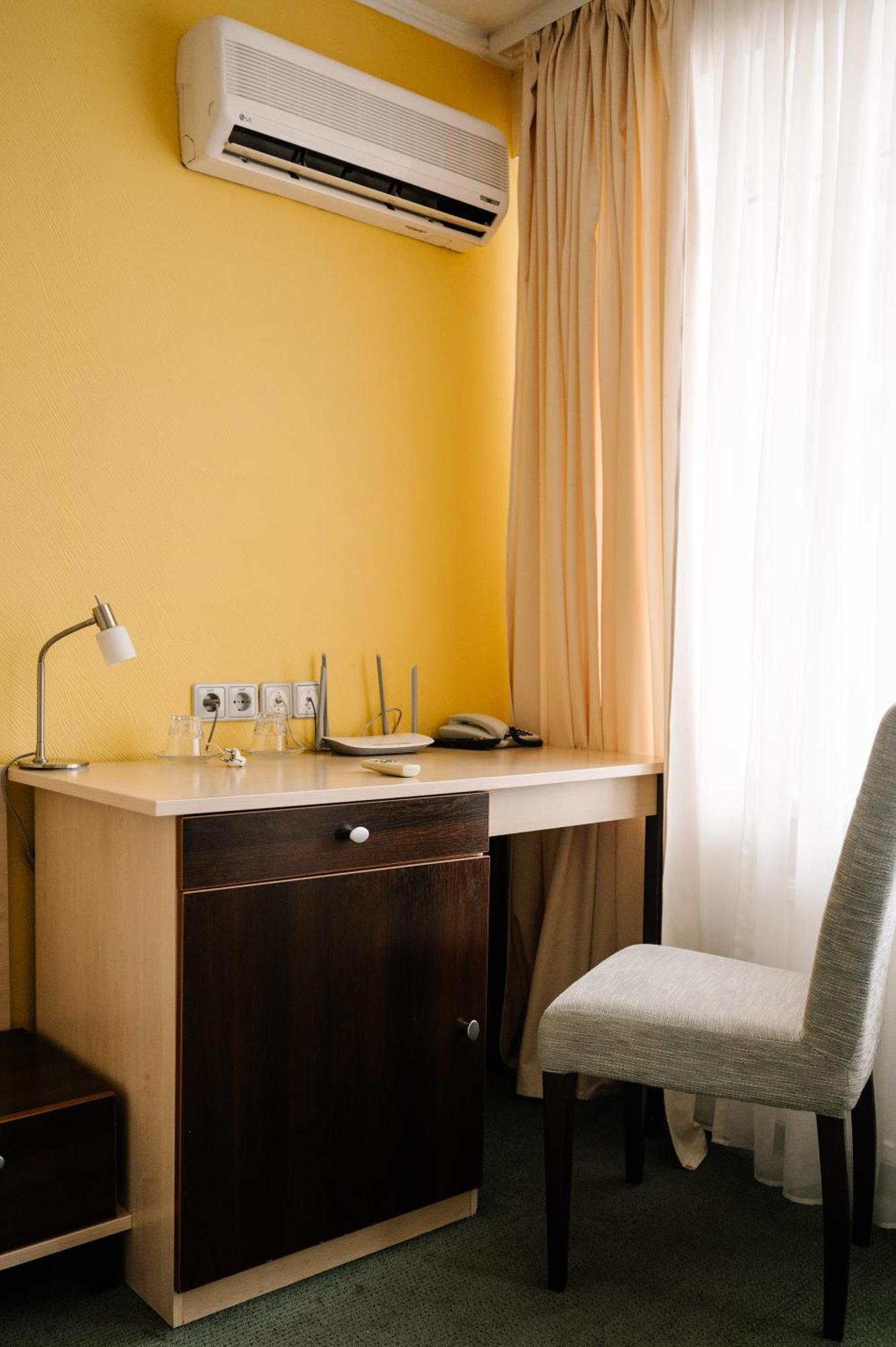 7 Days Hotel Kamyanets-Podilskyi Екстериор снимка