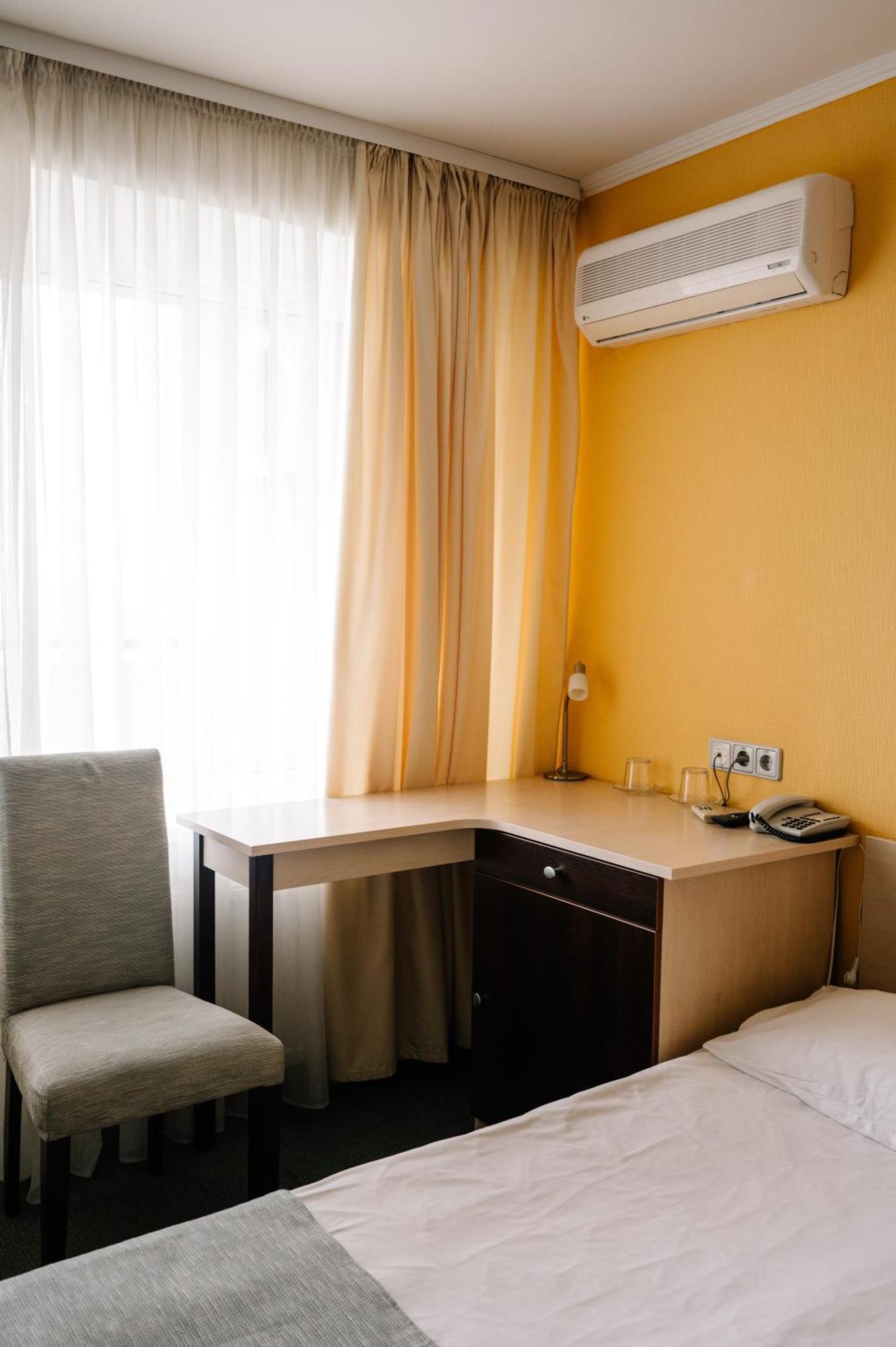 7 Days Hotel Kamyanets-Podilskyi Екстериор снимка
