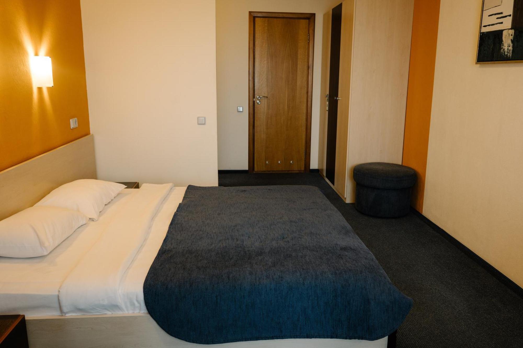 7 Days Hotel Kamyanets-Podilskyi Екстериор снимка