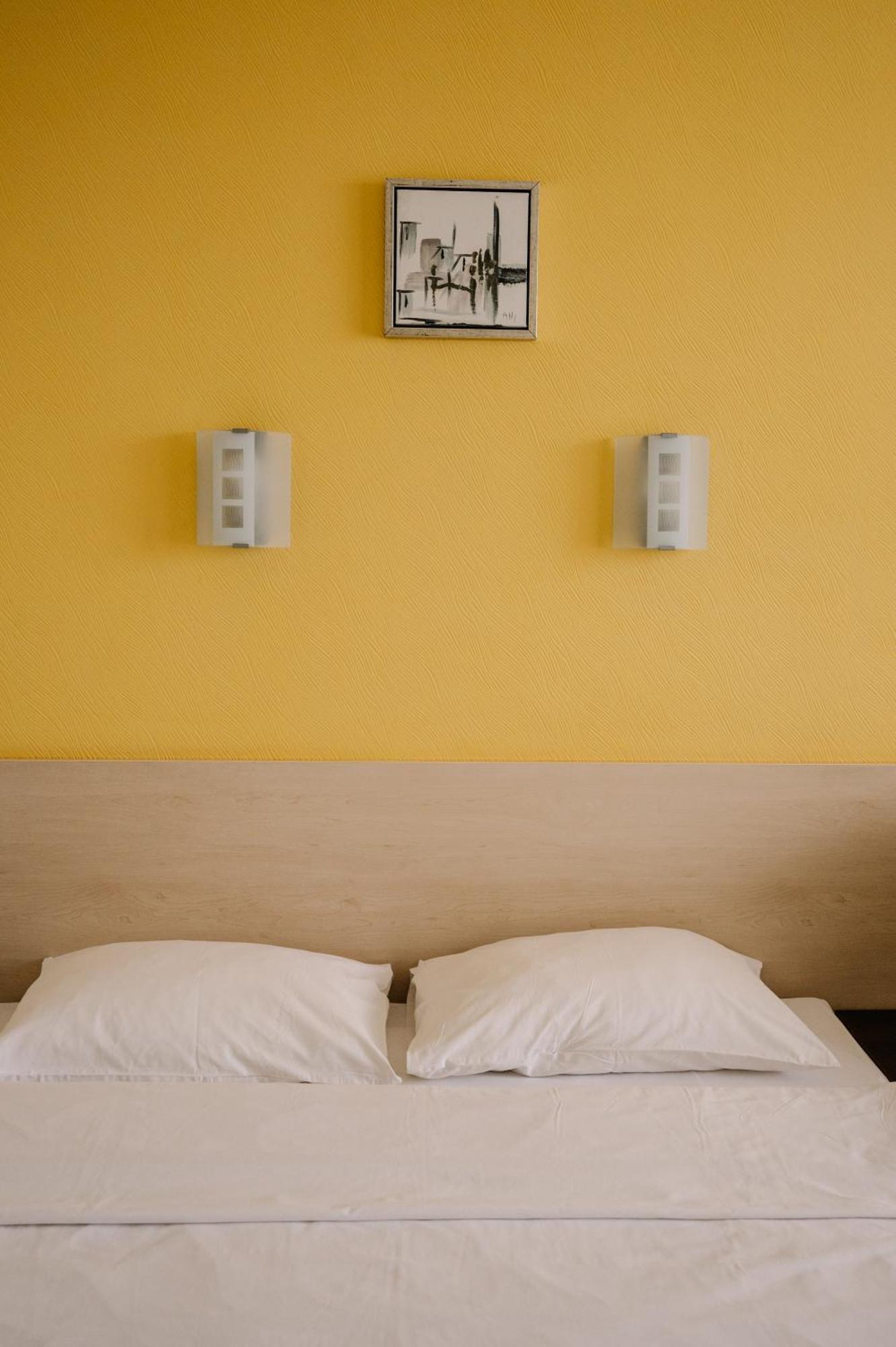 7 Days Hotel Kamyanets-Podilskyi Екстериор снимка
