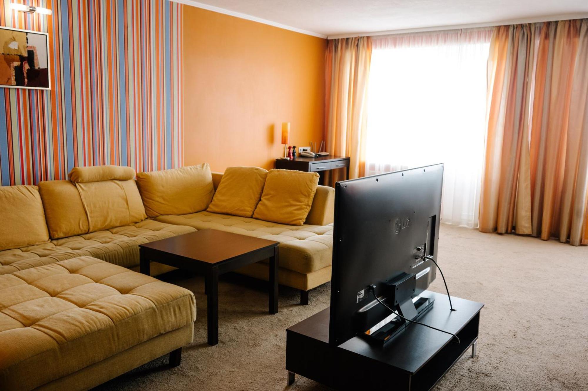 7 Days Hotel Kamyanets-Podilskyi Екстериор снимка
